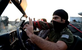 Irako kurdų kovotojai per Turkiją važiuoja į Siriją kovoti su  &bdquo;Islamo valstybės&ldquo; džihadistais
