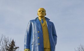 Donecko regione stovi Ukrainos vėliavos spalvomis nudažyta Lenino statula