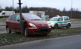 Panevėžyje į gatvės ap&scaron;vietimo stulpą rėžėsi &bdquo;Citroen&ldquo;