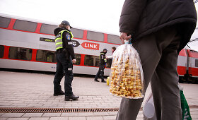 Prie&scaron;velykinis patikrinimas: Kauno pareigūnai autobusų ir traukinių stotyse tikrino ar laikomasi karantino reikalavimų