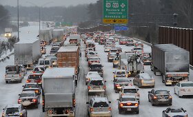 Jungtinėse Amerikos Valstijose žiemos audra sukėlė transporto spūstis, at&scaron;aukta tūkstančiai skrydžių