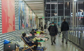 Ukrainiečių pabėgėliai glaudžiasi Var&scaron;uvos traukinių stotyje