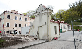 Vilniaus T.Kosciu&scaron;kos gatvėje nugriauti dalis senų vartų