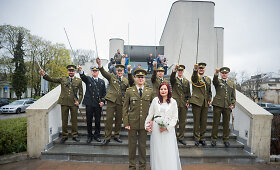 Leitenanto Pavelo Žuko vestuvėse &ndash; karininkų ceremonija su kardais