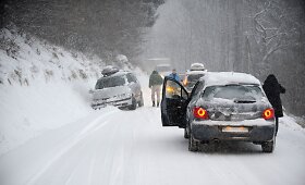Prancūzijos Alpėse dėl gausaus sniego įstrigo tūkstančiai atostogautojų
