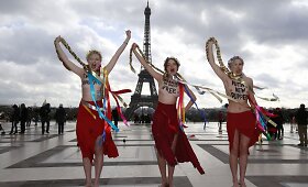 Netoli Eifelio bok&scaron;to protestavo pusnuogės &bdquo;Femen&ldquo; aktyvistės 