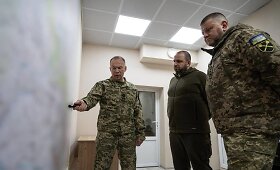 Ukrainos kariuomenės vadas ir gynybos ministras aplankė karių pozicijas rytuose