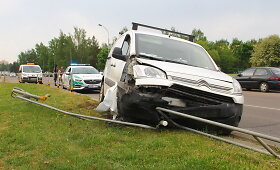 Panevėžyje į gatvės atitvarus atsitrenkė &bdquo;Citroen&ldquo;