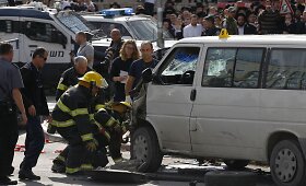 Jeruzalėje palestinietis mikroautobusu įsirėžė į žmonių minią