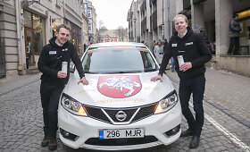 Vaikinai automobiliu sieks rekordiniu greičiu apvažiuoti Lietuvą