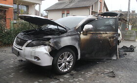 Panevėžyje sudegė &bdquo;Lexus&ldquo;