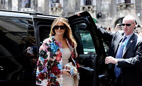 Melania Trump su 51,5 tūkst. JAV dolerių vertės &bdquo;Dolce & Gabbana&ldquo; &scaron;varkeliu