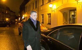 Vienas i&scaron; "Icor" grupės savininkų Andrius Janukonis i&scaron;eina i&scaron; namo, kuriame gyvena Vilniaus meras Artūras Zuokas