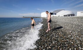 Sočyje žmonės mėgaujasi pavasari&scaron;kais orais