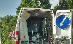 Automagistralėje ties Kaunu vilkikas taranavo kelininkų ma&scaron;iną