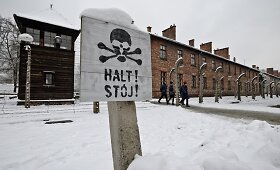 I&scaron;gyvenusieji po 70 metų grįžo į Au&scaron;vico koncentracijos stovyklą pagerbti aukų 