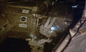 NASA astronautai prie TKS sumontavo naujas auk&scaron;tos rai&scaron;kos kameras