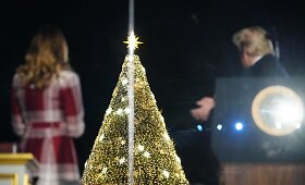 Prezidentas Donaldas Trumpas su žmona Melania įžiebė pagrindinę JAV Kalėdų eglę