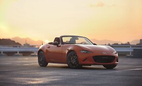 &bdquo;Miatos&ldquo; trisde&scaron;imtmečiui paminėti &bdquo;Mazda&ldquo; sukūrė specialią MX-5 versiją