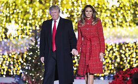 Donaldas Trumpas Va&scaron;ingtone įžiebė pagrindinę &scaron;alies Kalėdų eglę