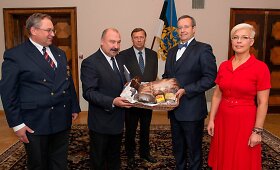 Estijos prezidentas ir jo žmona pirmą kartą po nei&scaron;tikimybės skandalo pasirodė vie&scaron;umoje