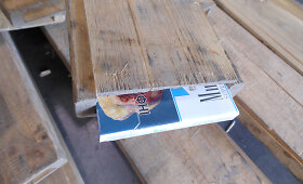 Medininkuose sulaikyta vilkiko priekabos lentose slėpta cigarečių kontrabanda