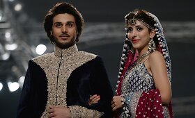 Žėrinčios suknelės Pakistano vestuvių mados savaitėje