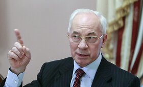 Ukrainos premjeras Mykola Azarovas atsistatydino siekdamas padėti i&scaron;spręsti &scaron;alį krečiančią politinę krizę