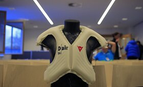 Italai pristatė saugos oro pagalves kalnų slidinininkams 