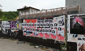 Vilniaus centre &ndash; filmo &bdquo;Čia buvo Sa&scaron;a&ldquo; plakatai