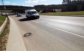 Kanalizacijos &scaron;ulinių dangčiai Vilniaus Vakariniame aplinkkelyje