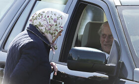 Karalienės Elizabeth II sutuoktinis po operacijos pirmąkart pasirodė vie&scaron;umoje
