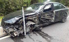 Netoli Prienų į avariją pateko sunkvežimis ir trys lengvieji automobiliai