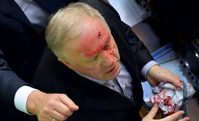 Kijeve svarstant 2014 metų Ukrainos biudžetą liejosi kraujas, kilo mu&scaron;tynės