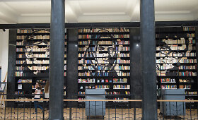 Nacionalinėje bibliotekoje &ndash; nauja Jolitos Vaitkutės instaliacija &bdquo;Pabudę i&scaron; knygų&ldquo;