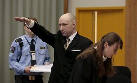Norvegijoje į teismo posėdį atvykęs ekstremistas Breivikas pademonstravo nacių pasisveikinimą