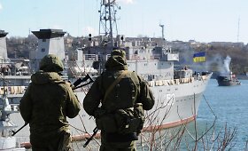 Ukrainos karinius laivus nuo kranto akylai stebi ginkluoti Rusijos kariai