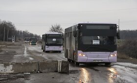 I&scaron; Debalcevės miesto evakuojami karo i&scaron;varginti gyventojai