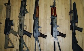 Per kratą Vilniaus policija rado ginklų, narkotikų ir sovietinės simbolikos