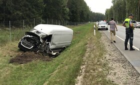 Kelyje Palanga&ndash;Liepoja į griovį įlėkė mikroautobusas