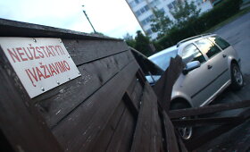 Panevėžyje &bdquo;Volkswagen&ldquo; vairuotojas i&scaron;vertė tvorą ir spruko