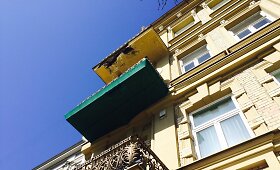 Gedimino prospekte krito nuo balkono atitrūkę didžiuliai tinko gabalai