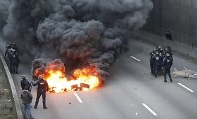 Streikuojantys prancūzai blokuoja kelius