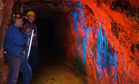 Ultravioletiniais spinduliais ap&scaron;viesta kasykla JAV nusidažo ry&scaron;kiomis spalvomis