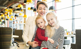 Aistė Jasaitytė Čeburiak su dukromis įvertino edukacinių žaidimų aik&scaron;telę