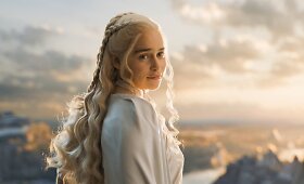 Seksualiausia metų moteris &ndash; Emilia Clarke i&scaron; &bdquo;Sostų karų&ldquo;