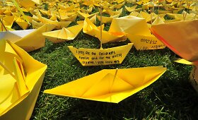 I&scaron;lankstę &scaron;imtus popierinių laivelių Pietų Korėjos moksleiviai pagerbė nuskendusio &bdquo;Sewol&ldquo; kelto aukas