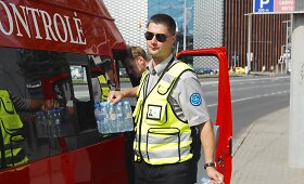 Sostinės vie&scaron;ojo transporto kontrolieriai keleiviams dalino geriamą vandenį