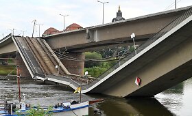 Vokietijos Dresdeno mieste sugriuvo tiltas: 100 m ilgio atkarpa įkrito į Elbės upę