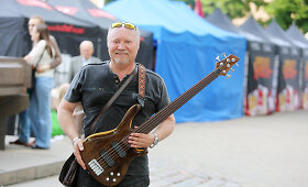 Aleksandras Ivanauskas-Fara su jam Vokietijoje pagaminta gitara